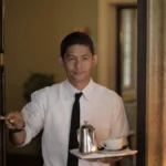 Personal de servicio atendiendo con una bandeja en un centro de entretenimiento