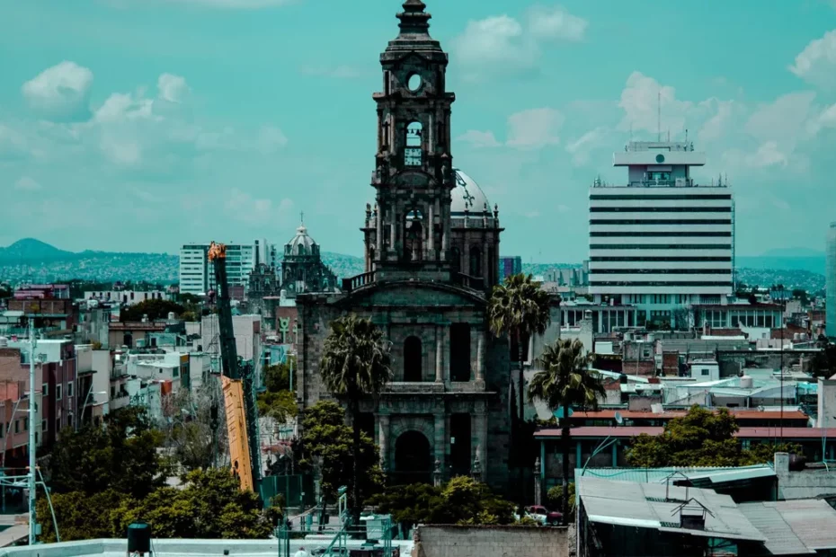 Vista de una ciudad mexicana con sus edificios y plazas
