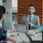 Equipo de trabajo reunido en una oficina