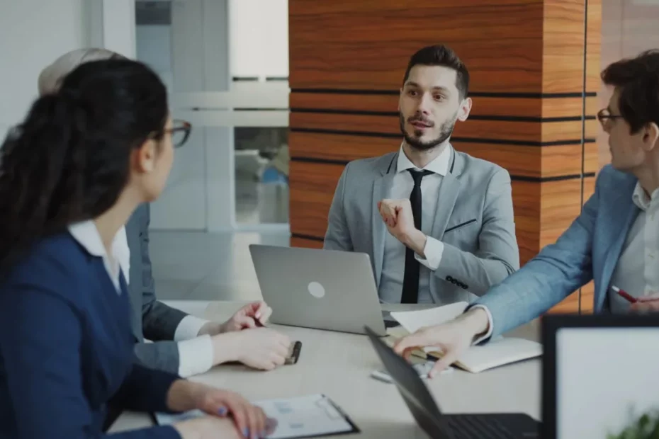Equipo de trabajo reunido en una oficina
