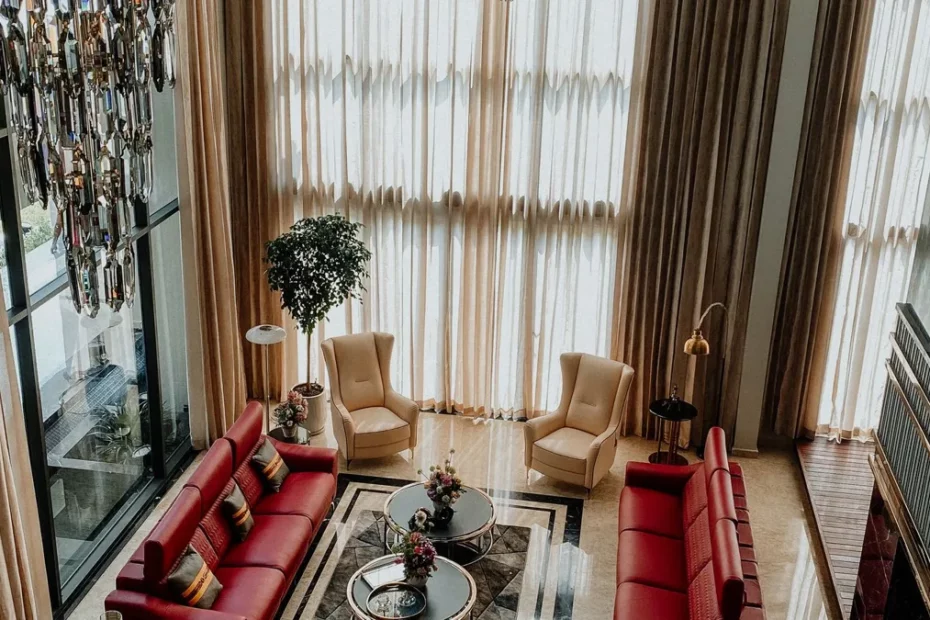 Sala de espera de un centro de entretenimiento con sofás y ambiente acogedor