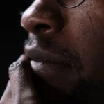 Persona reflexionando de manera pensativa