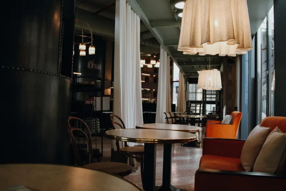 Interior de una sala de entretenimiento con iluminación cálida y ambiente cuidado