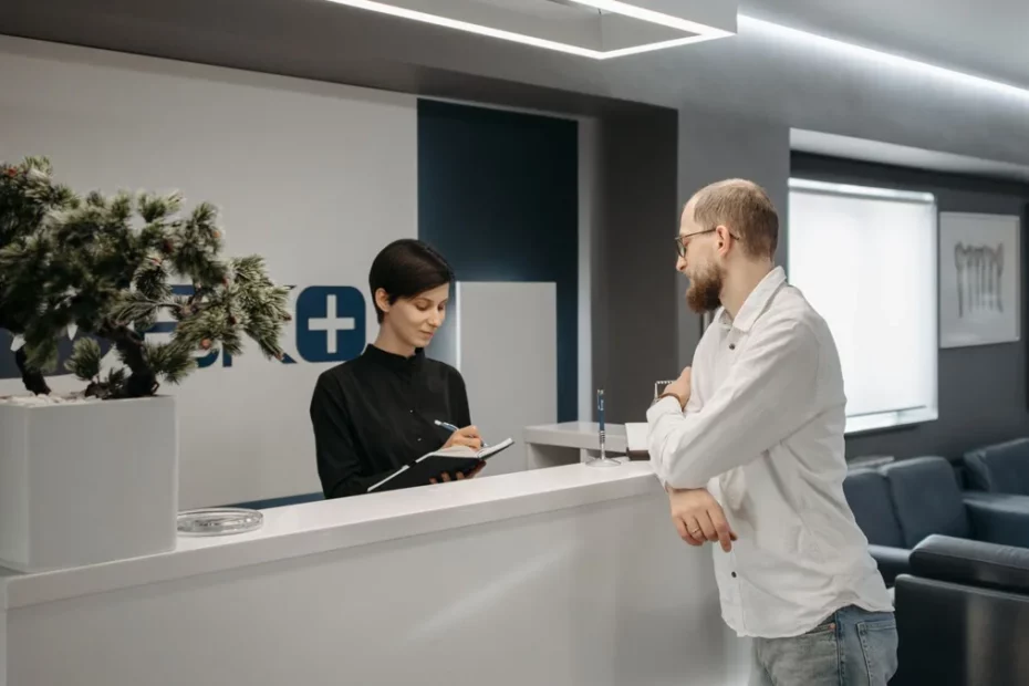 Personal atendiendo en la recepción de un centro de entretenimiento